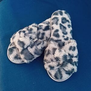 Muk Luks Grey Leopard Furry Open Toe Slippers Size 9